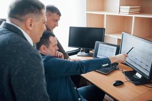 ¿Crees que hubo una mentira? los examinadores de polígrafo trabajan en la oficina con su equipo foto