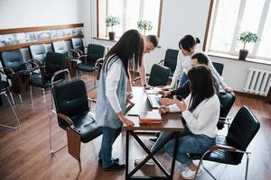 juntos al éxito. empresarios y gerentes trabajando en su nuevo proyecto en el aula foto