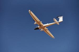 pequeño y moderno avión de color blanco con control remoto que vuela en el cielo foto