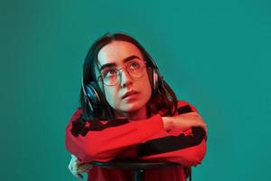 mirada de ensueño. foto de estudio en interiores con luz de neón. retrato de una hermosa joven