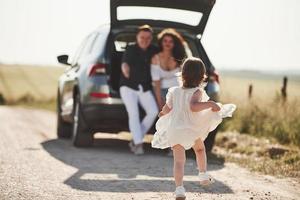 foto en movimiento. la gente hermosa está en el auto moderno los fines de semana