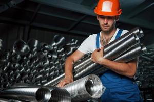 producto final. hombre en uniforme trabaja en la producción. tecnología industrial moderna foto