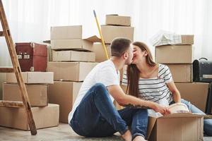 gente encantadora besándose. alegre pareja joven en su nuevo apartamento. concepción de movimiento foto