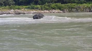 morgonvy på goa-stranden belägen i rishikesh uttarakhand nära laxman jhula, ren utsikt över ganga-floden vid rishikesh under tidig morgontid, världsberömda ganga-floden full utsikt video