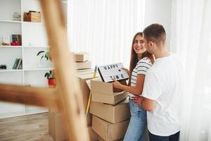 alegre pareja joven en su nuevo apartamento. concepción de movimiento foto