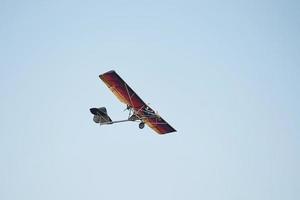 avión volando alto en el cielo sin nubes durante el día. piloto masculino foto