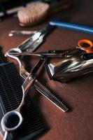 vista de cerca de las herramientas antiguas de la barbería que se encuentran sobre la mesa foto