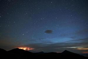 cielo lleno de estrellas. majestuosas montañas de los cárpatos. Precioso paisaje. vista impresionante foto