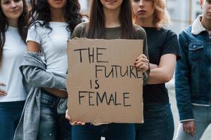 el futuro está en nuestras manos. grupo de mujeres feministas tienen protesta por sus derechos al aire libre foto