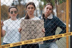 concepción del feminismo. grupo de mujeres tienen protesta por sus derechos al aire libre foto