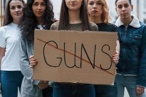 en la calle. grupo de mujeres feministas tienen protesta por sus derechos al aire libre foto