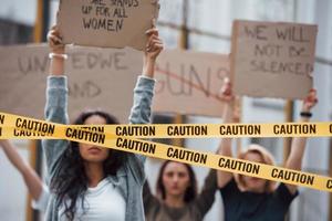 movimiento feminista moderno en acción. grupo de mujeres tienen protesta por sus derechos al aire libre foto