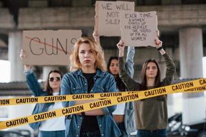 manos arriba. grupo de mujeres feministas tienen protesta por sus derechos al aire libre foto