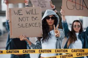 gente europea. grupo de mujeres feministas tienen protesta por sus derechos al aire libre foto