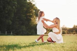 eso es tan lindo. madre e hija disfrutando juntos el fin de semana caminando al aire libre en el campo. Hermosa naturaleza foto