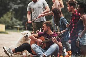 impresionante naturaleza grupo de personas hacen picnic en la playa. los amigos se divierten el fin de semana foto