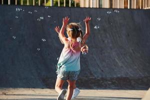 divirtiéndose con burbujas. actividades de ocio. dos niñas divirtiéndose en el parque foto