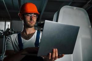 profesión de ingeniero. hombre en uniforme trabaja en la producción. tecnología industrial moderna foto