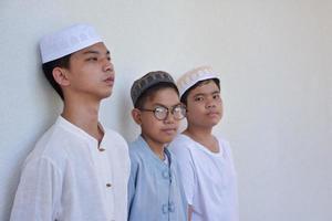 niños jóvenes del sudeste asiático parados en fila frente al balcón y esperando para hacer su actividad diaria, enfoque suave y selectivo. foto