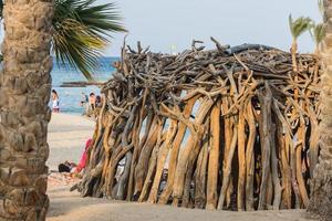 cabaña hecha de madera a la deriva en la playa cerca del mar foto