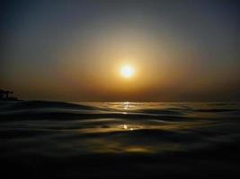 agua suave y cálida puesta de sol mientras bucea por la mañana foto