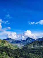 hermoso paisaje en sembalun cerca del volcán rinjani en lombok, indonesia. concepto de viaje, libertad y estilo de vida activo. foto