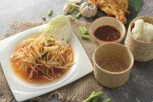 ensalada de papaya, comida tailandesa que es picante, agria, es un plato en el noreste de tailandia. foto