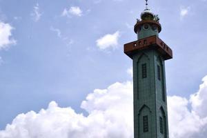 torres de mezquita en indonesia. mezquita con fondo islámico foto