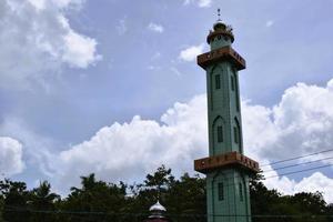torres de mezquita en indonesia. mezquita con fondo islámico foto