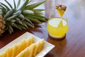 cóctel de piña fresca con piña fresca. concepto de bebida de verano. foto