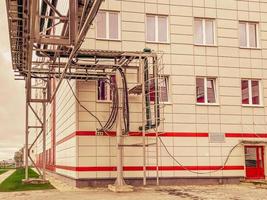 equipos, cables y tuberías que se encuentran fuera de una central eléctrica industrial moderna foto