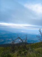 vista desde la cima del monte ciremai 3078 msnm, java occidental foto