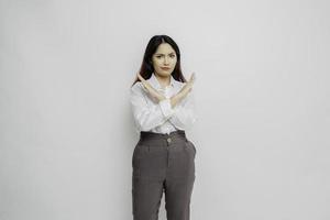 hermosa mujer asiática con camisa blanca con gesto de la mano plantea rechazo o prohibición con espacio de copia foto