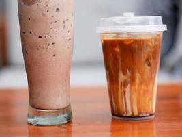 bebida de café con azúcar moreno fresco en un vaso de plástico transparente