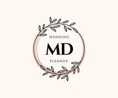 colección de logotipos de monograma de boda con letras iniciales md, plantillas florales y minimalistas modernas dibujadas a mano para tarjetas de invitación, guardar la fecha, identidad elegante para restaurante, boutique, café en vector