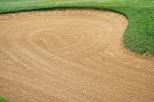 Fondo del campo de golf del búnker de arenero, el arenero en la calle del campo de golf se usa como un obstáculo para que los atletas compitan foto