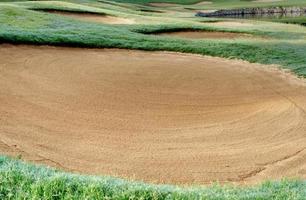 Fondo del campo de golf del búnker de arenero, el arenero en la calle del campo de golf se usa como un obstáculo para que los atletas compitan foto