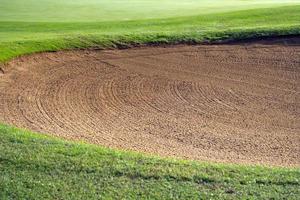 Fondo del campo de golf del búnker de arenero, el arenero en la calle del campo de golf se usa como un obstáculo para que los atletas compitan foto