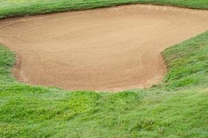 Fondo del campo de golf del búnker de arenero, el arenero en la calle del campo de golf se usa como un obstáculo para que los atletas compitan foto