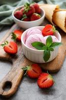 helado de fresa casero con fresas frescas foto