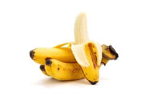 plátano maduro amarillo, plátano maduro con puntos negros en la cáscara. plátano demasiado maduro podrido, aislado en fondo blanco foto