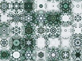 hojas verdes borrosas fondo de caleidoscopio flor abstracta y patrón simétrico para vibraciones navideñas foto