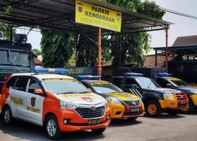 java central, indonesia en octubre de 2022. una colección de coches de policía están estacionados en el estacionamiento de vehículos especiales pertenecientes a la policía de jepara. foto