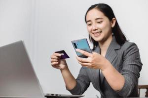 manos de mujeres con una tarjeta de crédito y trabajo en el pago en línea de una computadora portátil para compras en línea foto