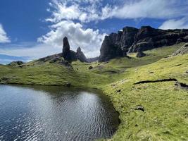 un ángulo fresco de verano del famoso anciano de storr mountain en la isla de skye, escocia foto