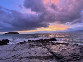 espectacular paisaje marino con puesta de sol y formación de nubes únicas en el norte de Gales foto