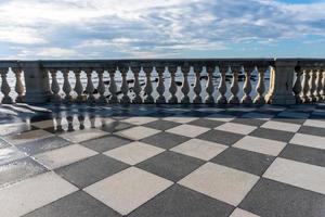 livorno, italia-27 de noviembre de 2022-terraza mascagni, una espléndida terraza belvedere con superficie pavimentada de tablero de ajedrez, livorno, toscana, italia durante un día soleado. foto