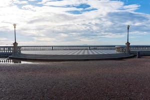 livorno, italia-27 de noviembre de 2022-terraza mascagni, una espléndida terraza belvedere con superficie pavimentada de tablero de ajedrez, livorno, toscana, italia durante un día soleado. foto