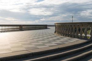 livorno, italia-27 de noviembre de 2022-terraza mascagni, una espléndida terraza belvedere con superficie pavimentada de tablero de ajedrez, livorno, toscana, italia durante un día soleado. foto