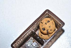 Deliciosas galletas de chocolate con soporte para contenedores. enfoque selectivo con primer plano y fondo borrosos. foto